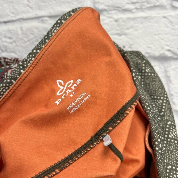 Prana Workout Leggings Tribal Print Size XS Olive Green Cropped Capri - Picture 4 of 5